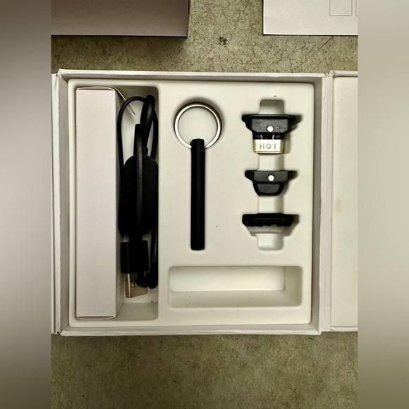 Pax 3 Dual-Use Complete Kit. Like New in Box! Silver 🩶 - Picture 4 of 11